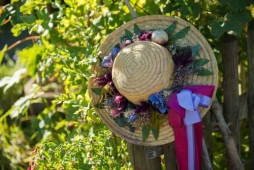 Шляпка - летний элемент декора в саду