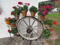 Использование колес в оформлении сада