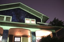 Звездное небо на фасаде