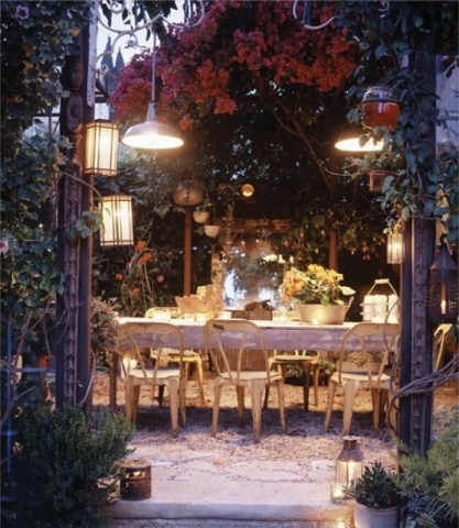 Ужин в романтической обстановке сада.