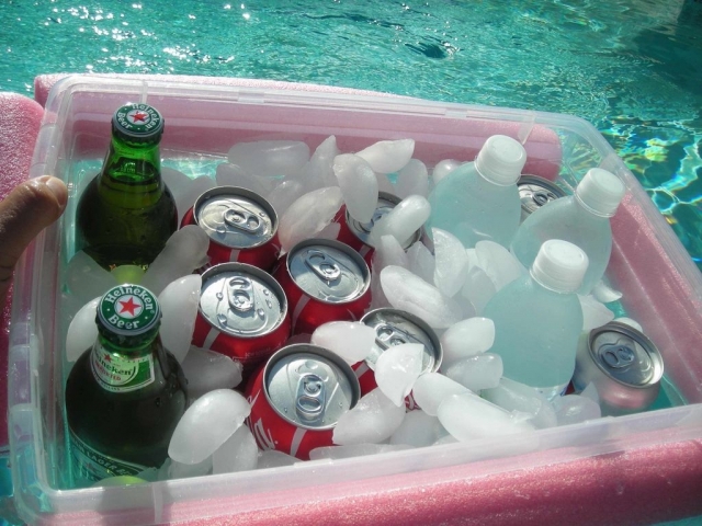 Как сделать плавающий контейнер для напитков в бассейн