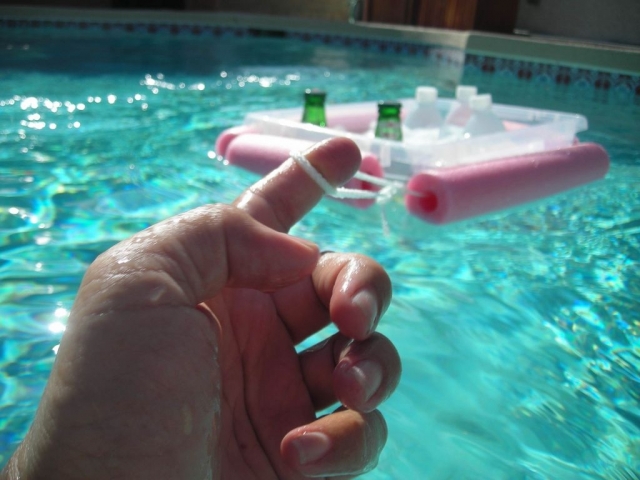 Как сделать плавающий контейнер для напитков в бассейн