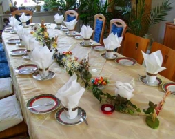 Украшение стола цветами