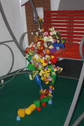 Игрушки и цветы