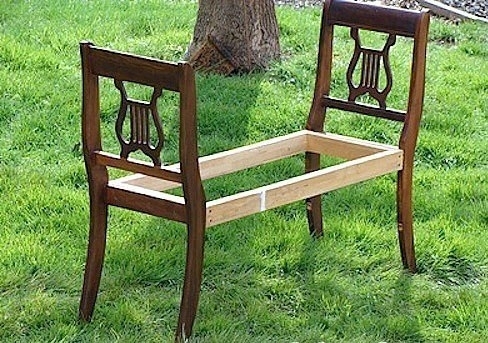 Скамейка из старых стульев